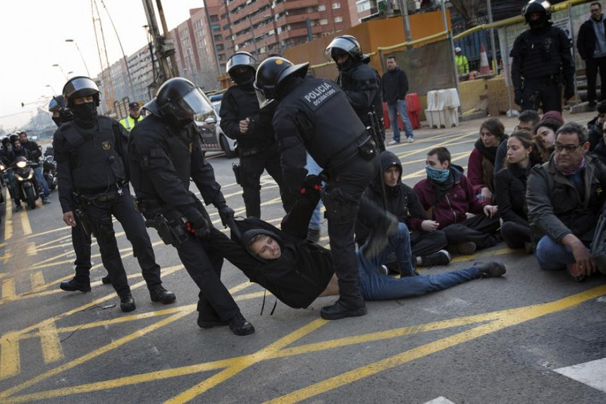 Хаос у Каталонији, блокирани путеви