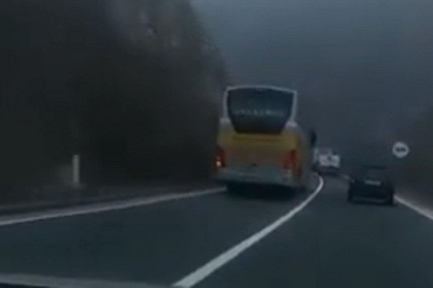 ВИДЕО Аутобусом преко пуне линије