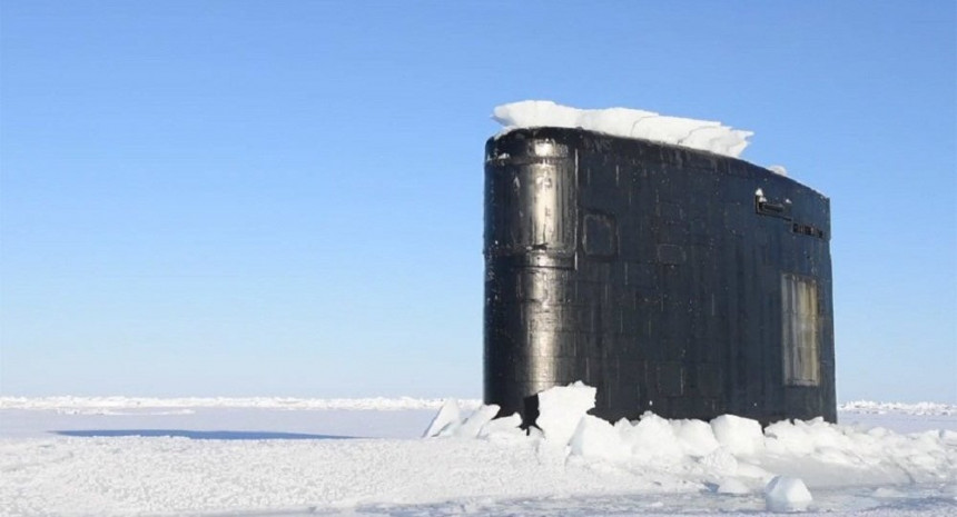 Podmornica izranja iz arktičkog leda