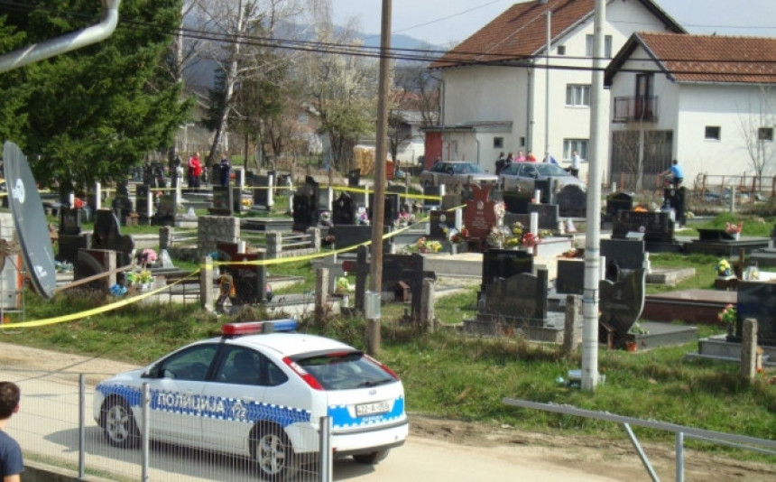 Raznio se bombom na grobu roditelja