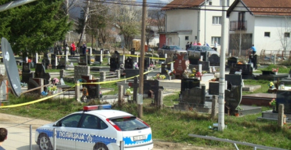 Raznio se bombom na grobu roditelja