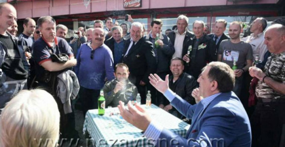 Štrajk "zamrznut", Dodik častio 