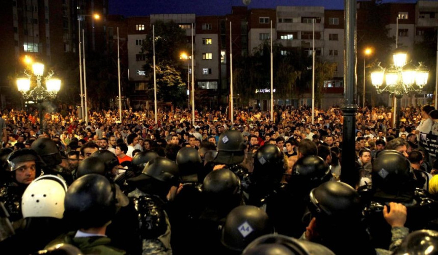 Osmu noć građani na ulicama Skoplja