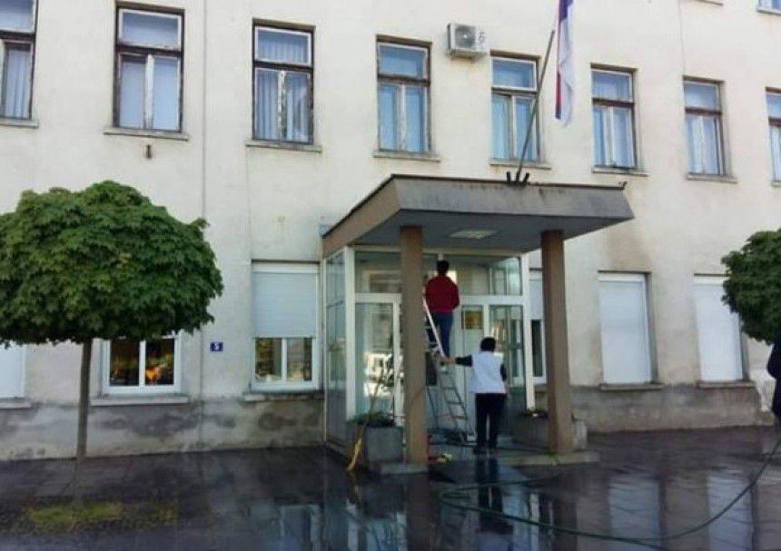 Član DNS-a gađao jajima zgradu opštine