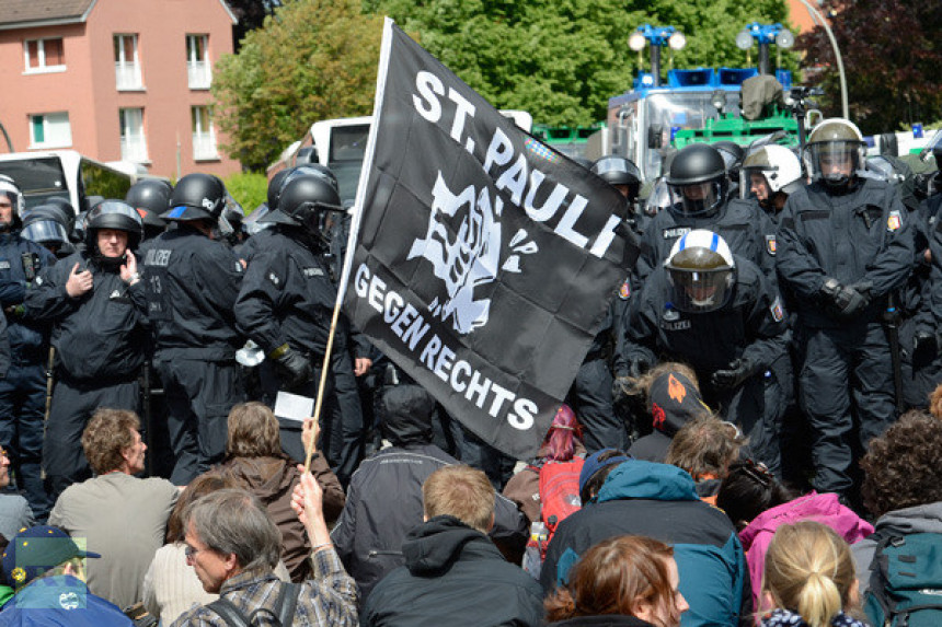 Њемачка: Туча неонациста и антифашиста