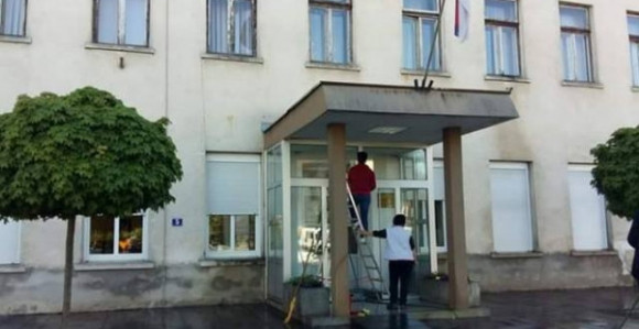 Član DNS-a gađao jajima zgradu opštine
