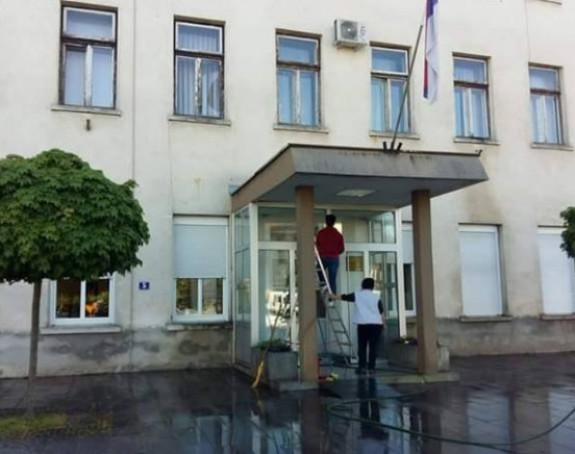 Član DNS-a gađao jajima zgradu opštine