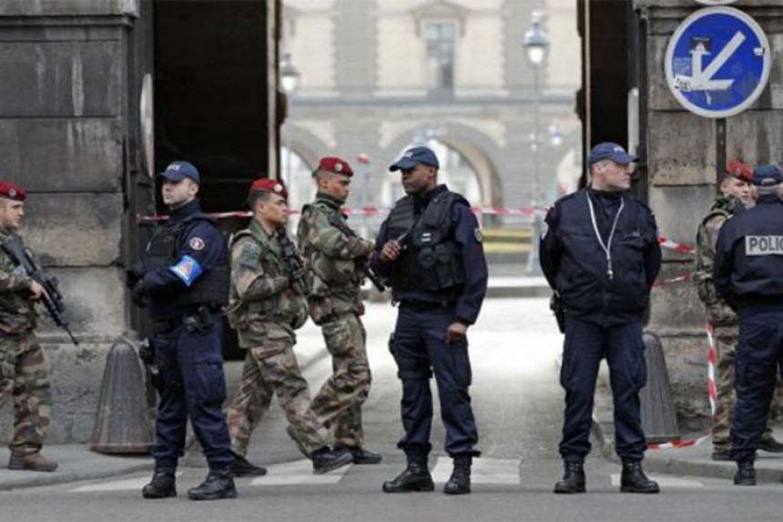 Pariz: Predao se napadač