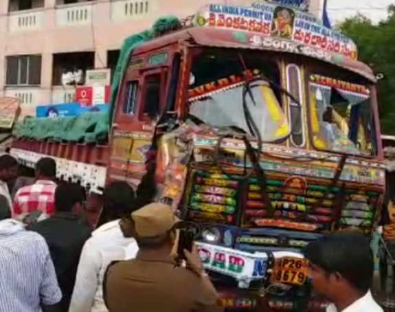 Камионом у масу људи у Индији