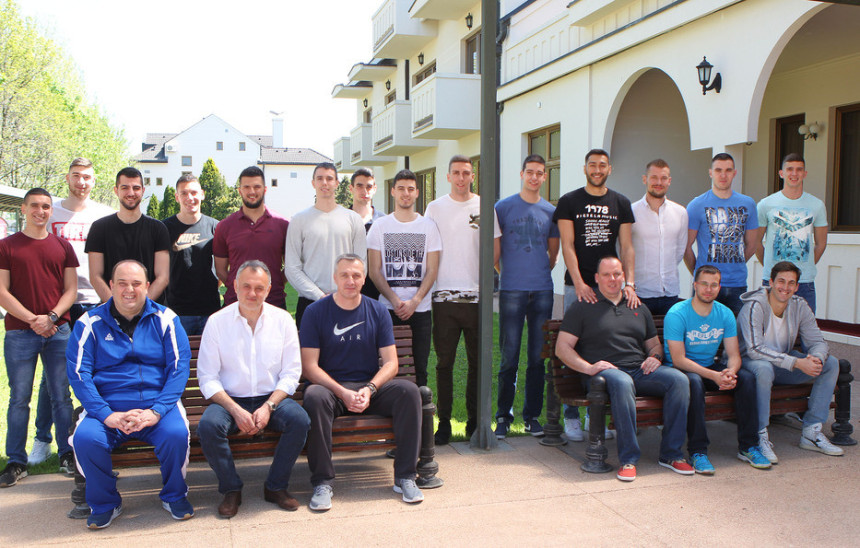 Na spisku 32 igrača, na okupljanju 14!