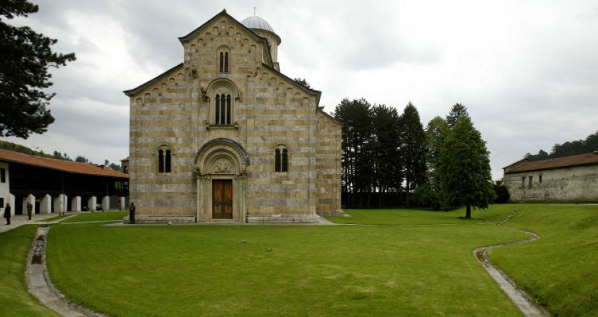 Dečanima vraćena manastirska zemlja