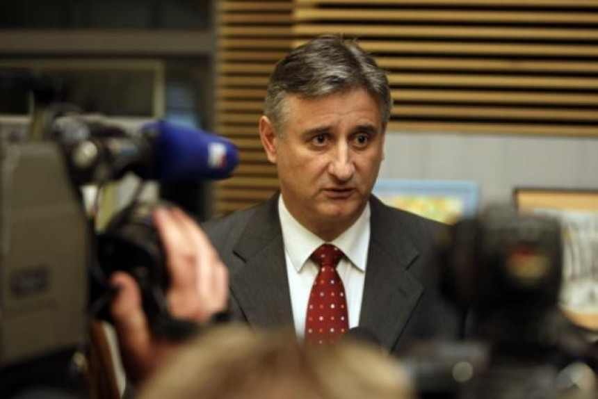 Karamarko podržao biskupa Komaricu!