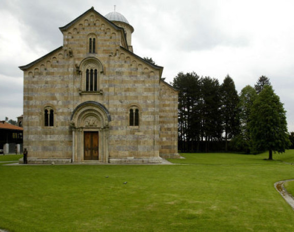 Dečanima vraćena manastirska zemlja