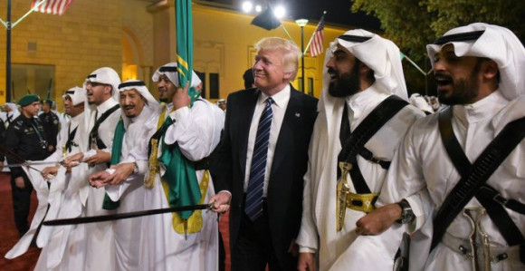 Tramp igrao sa sabljom u ruci