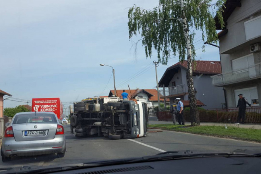 Prevrnuo se kamion pun građe