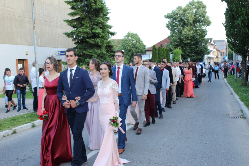 Defile maturanata ulicama Lopara