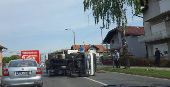 Prevrnuo se kamion pun građe 