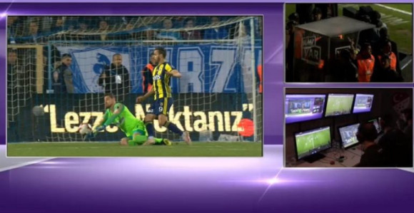 TUR: Fener sa penala, Erzurum flašom po golmanu!