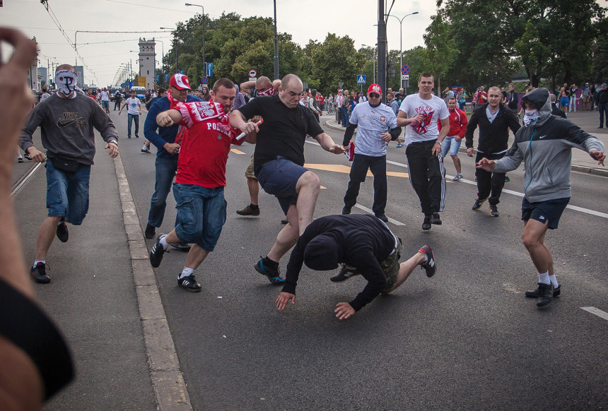 EURO - Video: Tuča u Marseju, Englezi gazili zastavu Poljske!