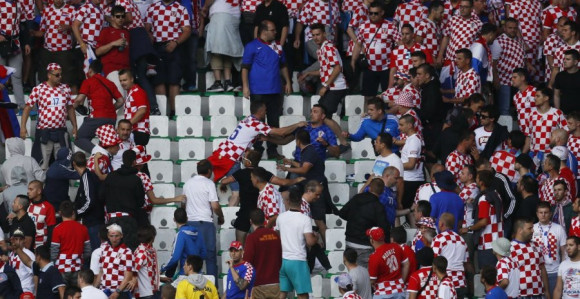 Video - Hrvatska policija: Da, hoće da prekinu utakmicu!