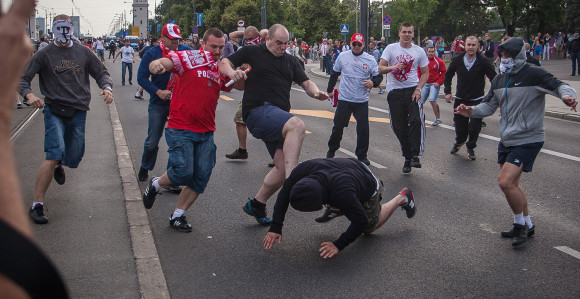EURO - Video: Tuča u Marseju, Englezi gazili zastavu Poljske!