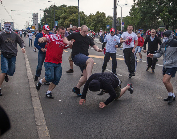EURO - Video: Tuča u Marseju, Englezi gazili zastavu Poljske!