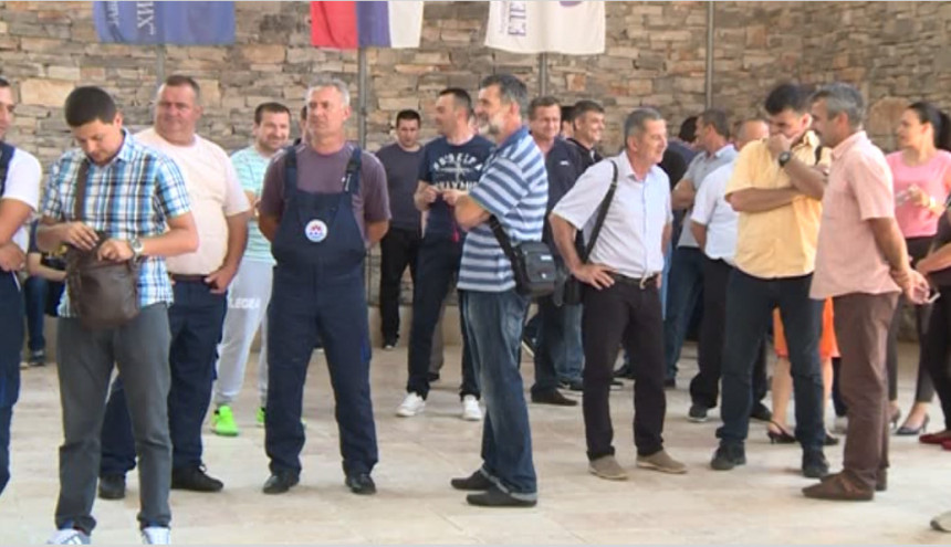 Лакић смијењен, радници огорчени