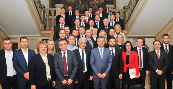 Traže ostavku - Budo na potezu