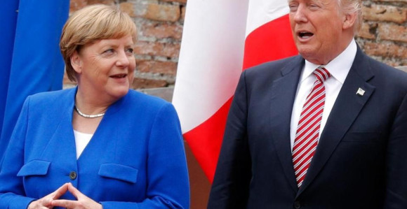 Tramp Merkelovoj bacio bombone