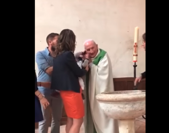 Свештеник ошамарио дијете