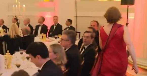 Зграбио жену и избацио је из сале