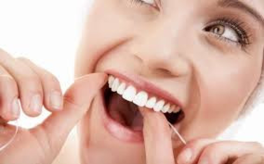Da li ste znali da pogrešno čistite zube koncem?