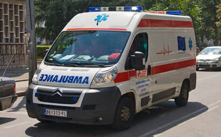 Sa terase zgrade palo dijete