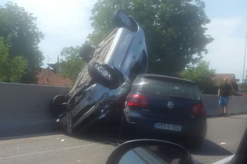 Pežo prevrnut završio na golfu