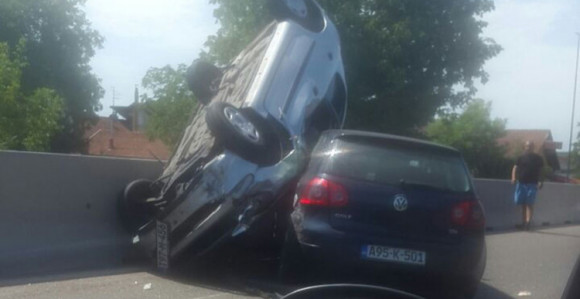 Pežo prevrnut završio na golfu