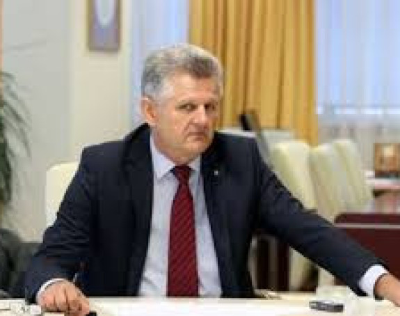 R. Marić zabada "prst u oko"