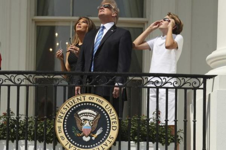Трамп посматрао помрачење сунца
