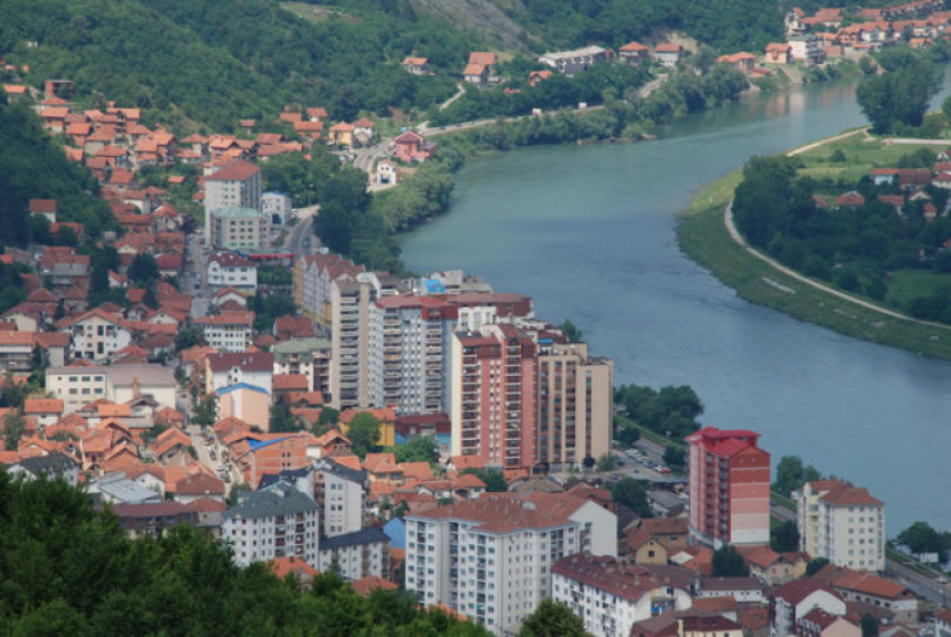 Zvornik: Mladića okrznuo metak