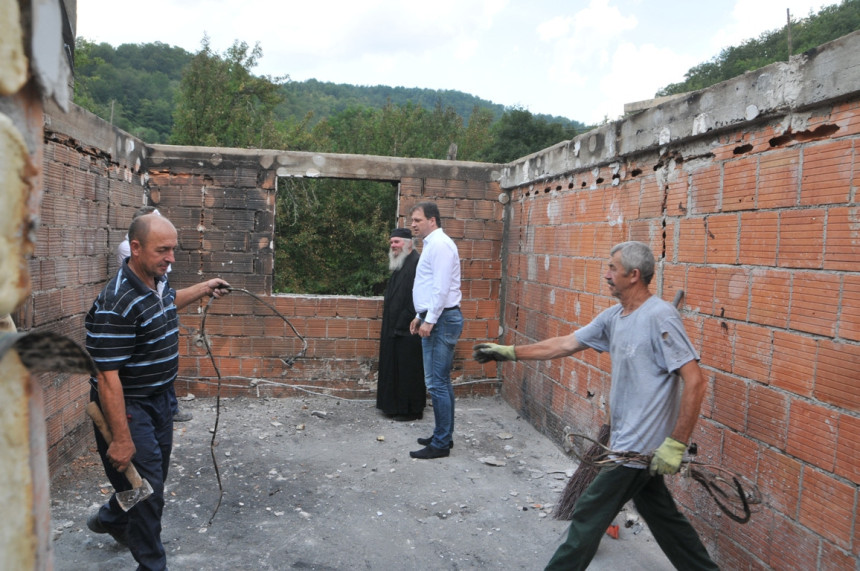 SDS: Pomoći obnovu manastira  