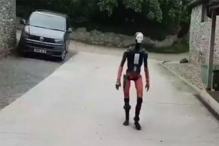 Robot prošetao među ljudima