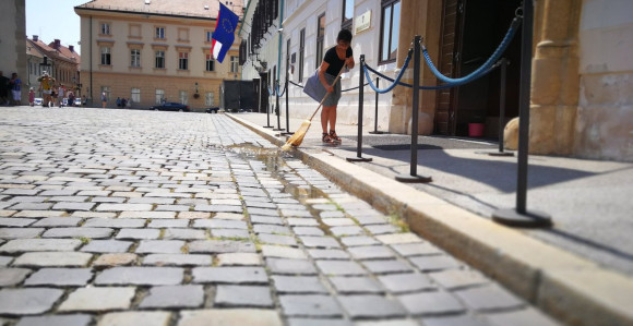 Kanta fekalija pred zgradu Vlade