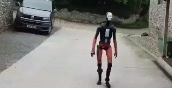 Robot prošetao među ljudima
