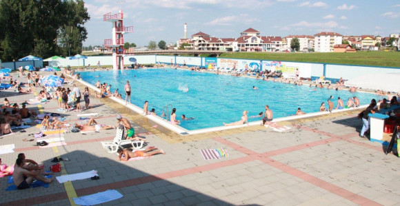 Младић се јуче утопио у базену 