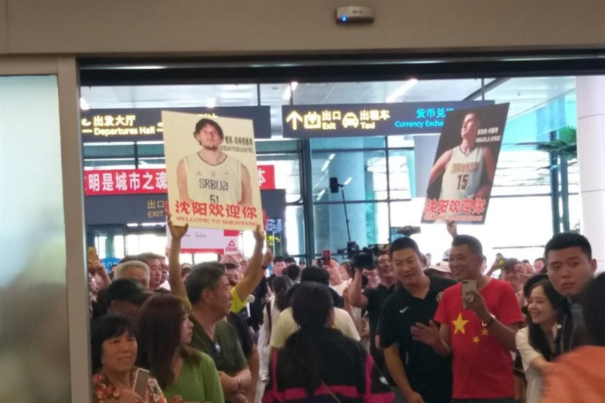 Topao doček u Šenjangu, Jokić i Bobi na plakatima!