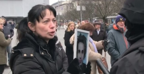 Nosila sliku ubijenog sina, pa na udaru policije 