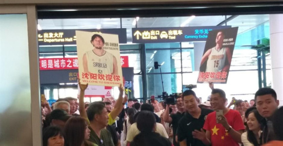 Topao doček u Šenjangu, Jokić i Bobi na plakatima!