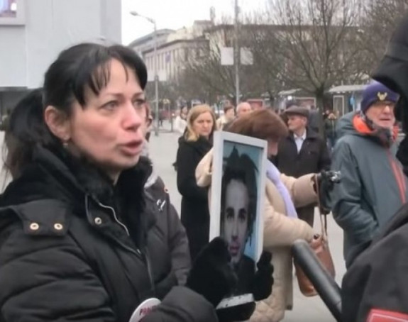 Носила слику убијеног сина, па на удару полиције 