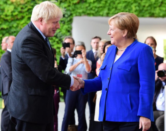 Берлин: Џонсону свечани дочек и демонстранти