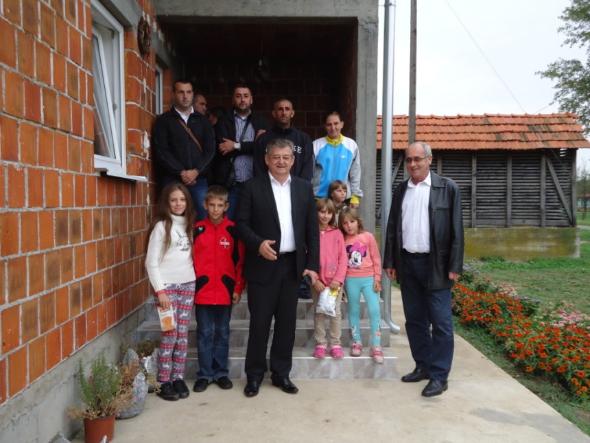 Gradonačelnik donirao poklone porodici sa osmoro djece