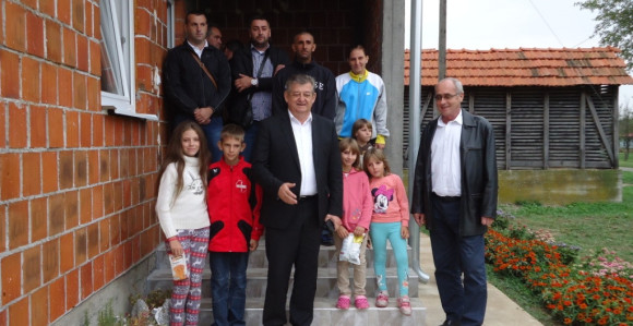 Gradonačelnik donirao poklone porodici sa osmoro djece